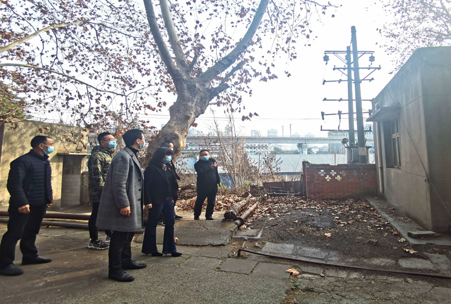 圖片2：公司黨支部書記、董事長陳平帶隊對磨刀溝倉庫資產進行安全檢查_副本