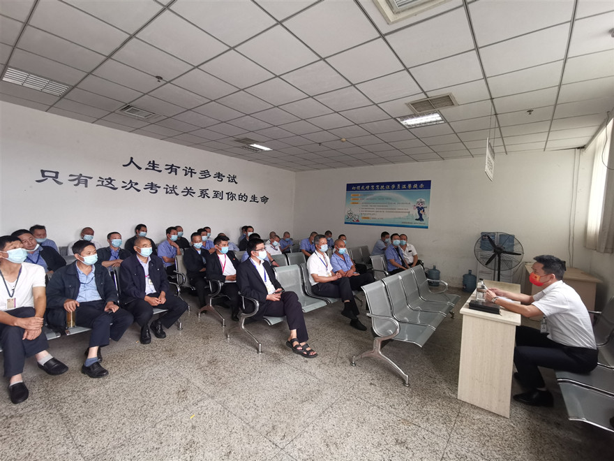 落實(shí)主體責(zé)任，推動安全發(fā)展_副本