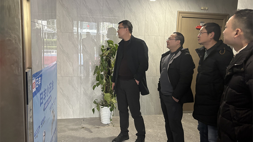 圖四：集團(tuán)黨委委員、副總經(jīng)理余佰宣督導(dǎo)綿投置地安全工作